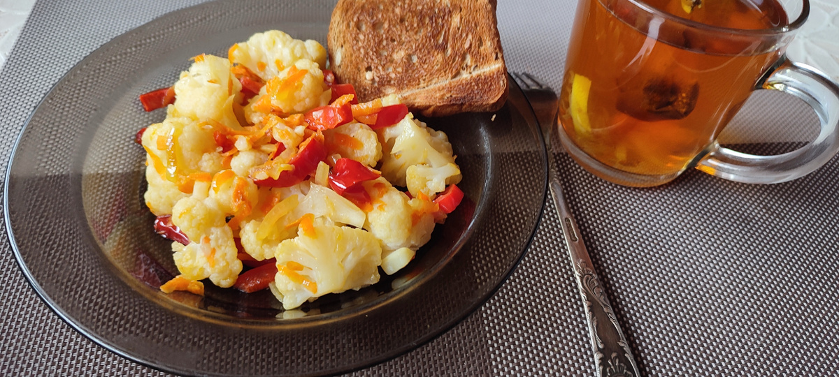 Цветная капуста с перцем и морковью. 