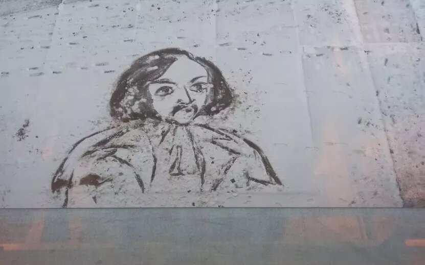    Фотофакт: дворник-художник из Ижевска оставил на снегу портрет Николая Гоголя