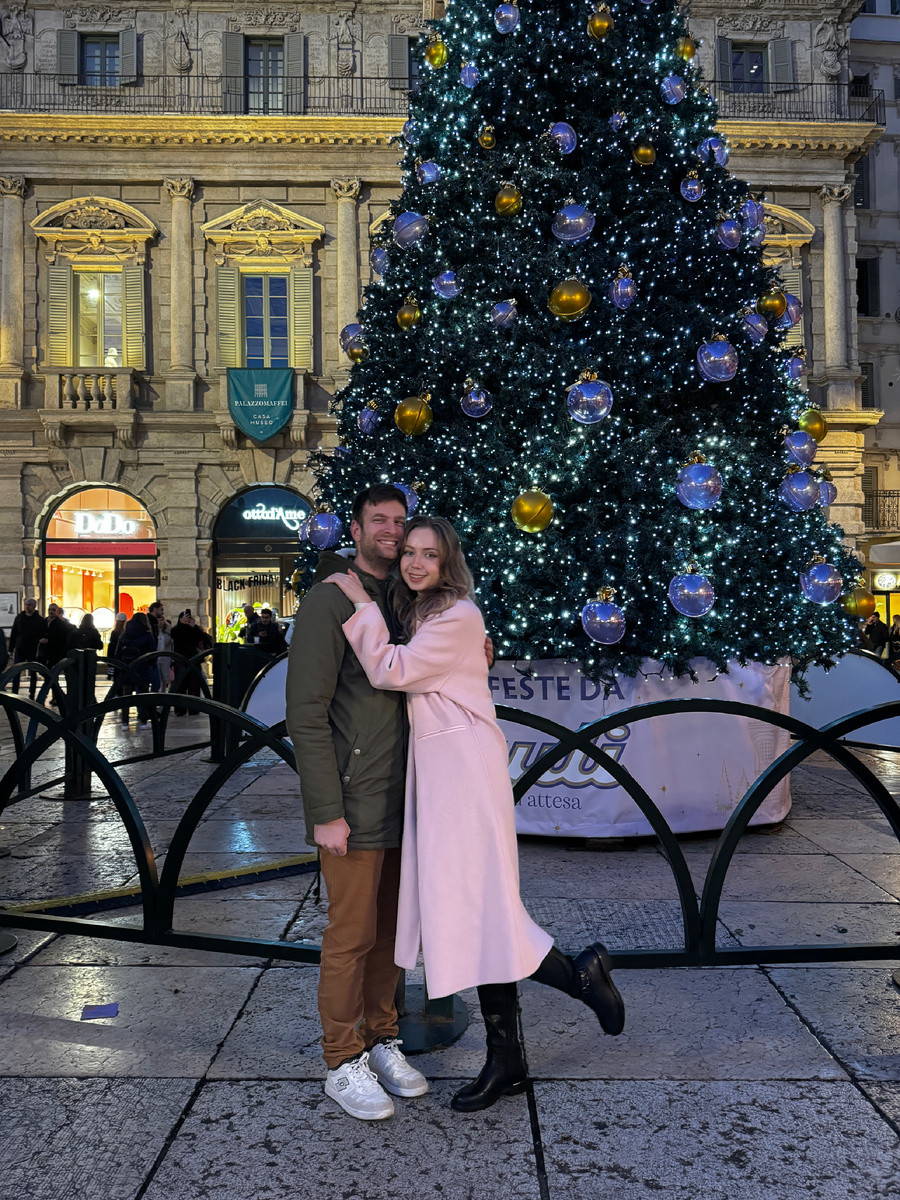 Ну а итальянцы в то же самое время говорят, что встречаться со славянкой непросто, выход из зоны комфорта и много требований, не то, что от итальянки! 