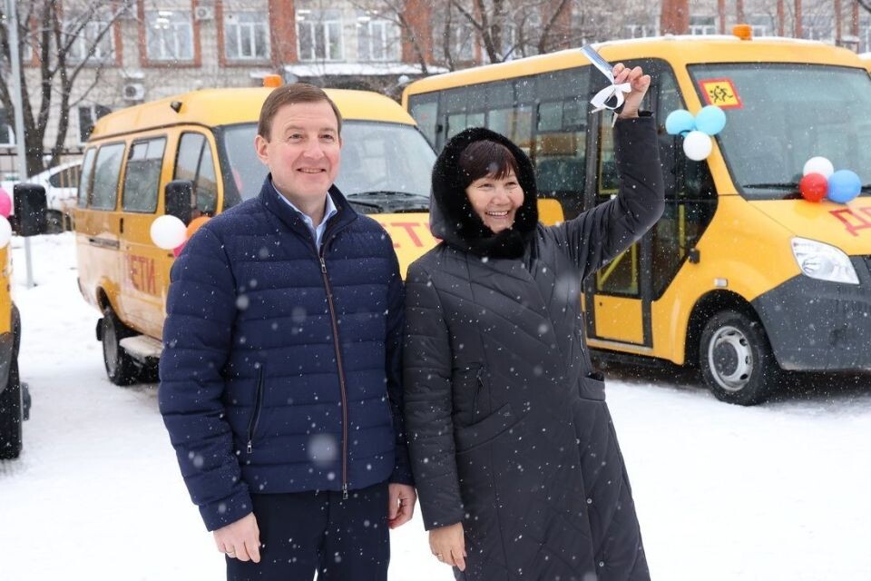    Вручение ключей от новых школьных автобусов. Источник: altai-republic.ru