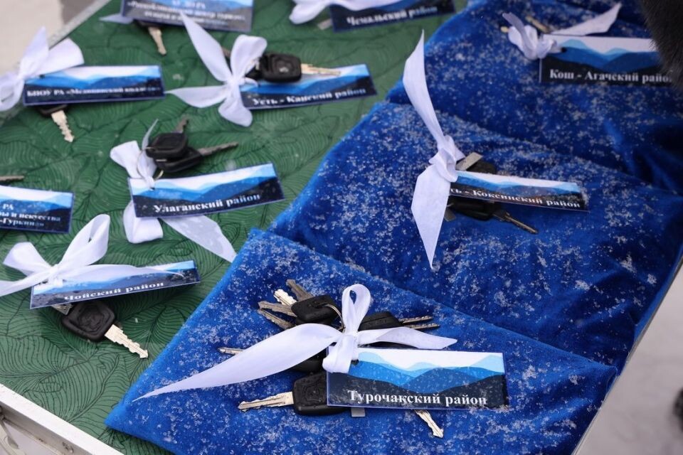    Вручение ключей от новых школьных автобусов. Источник: altai-republic.ru