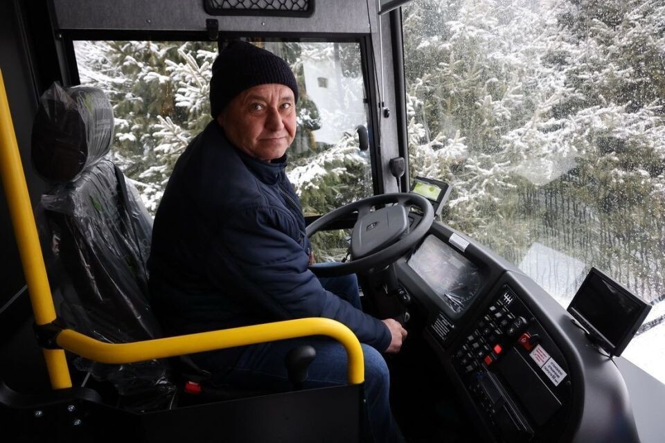    Вручение ключей от новых школьных автобусов. Источник: altai-republic.ru