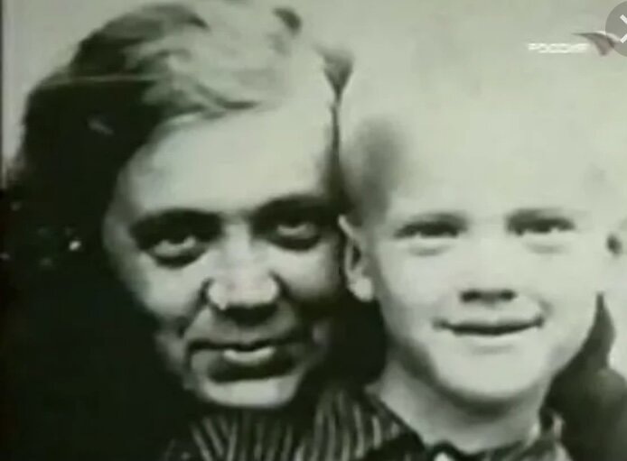 Саша Годунов, по всей видимости, с бабушкой. Мама значительно моложе. 