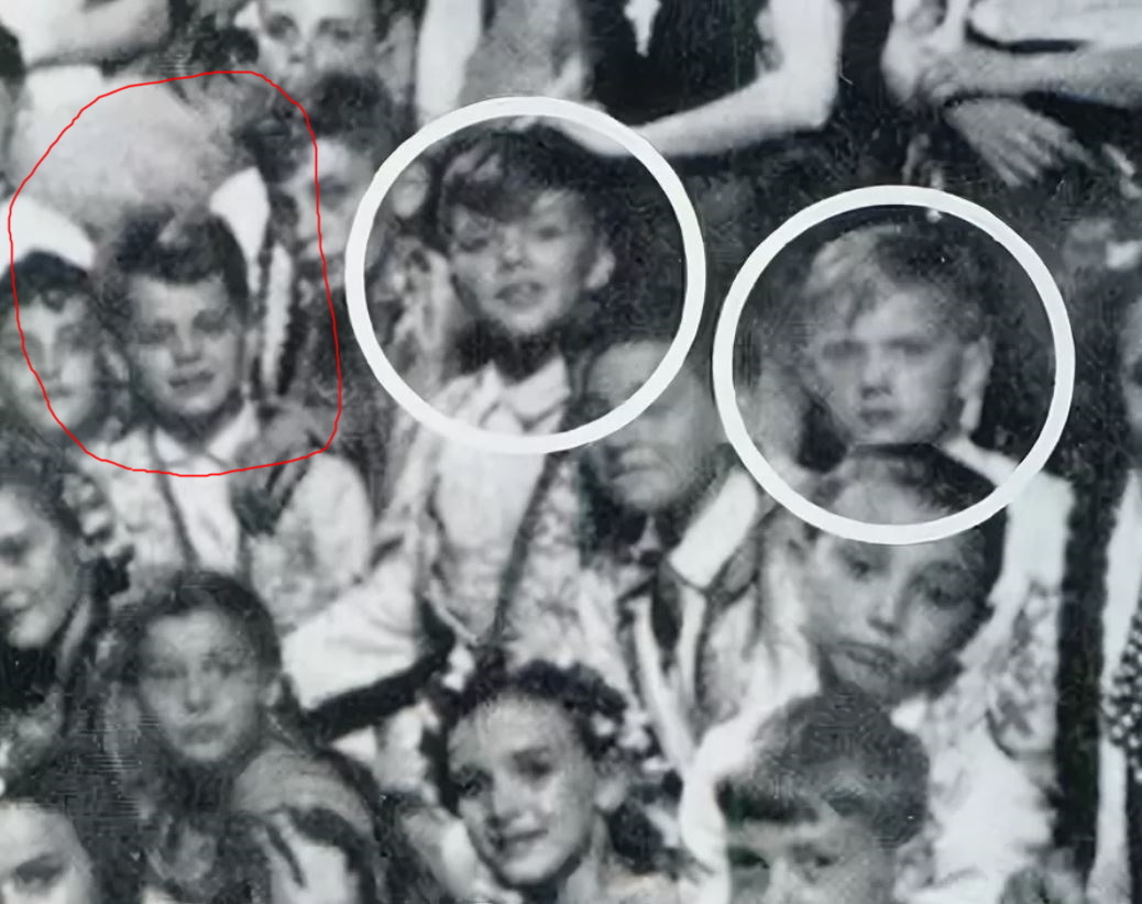 В Интернете есть фотография маленьких Саши и Миши. Саша - справа, а вот Мишу кто-то показал белым кружком неправильно. Миша - в красном кружке. 