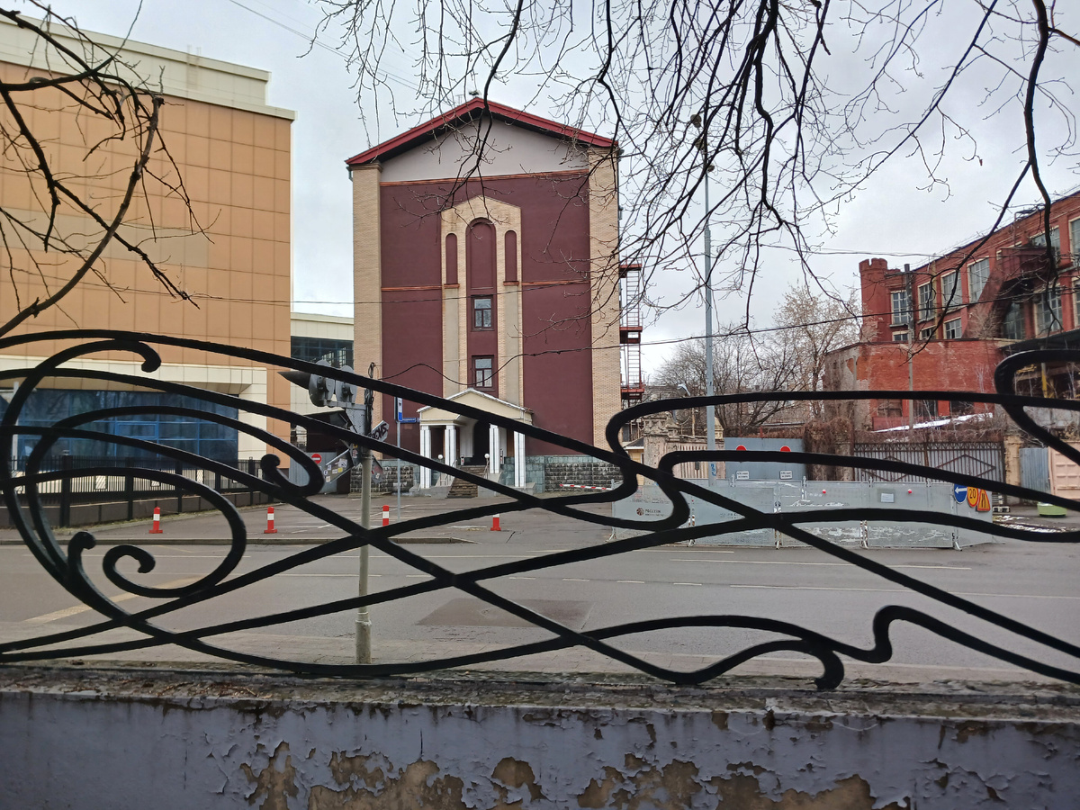 Ограда особняка не подлинная, но в стиле модерн. Рисунок ограды - "удар бича", характерный для той эпохи.