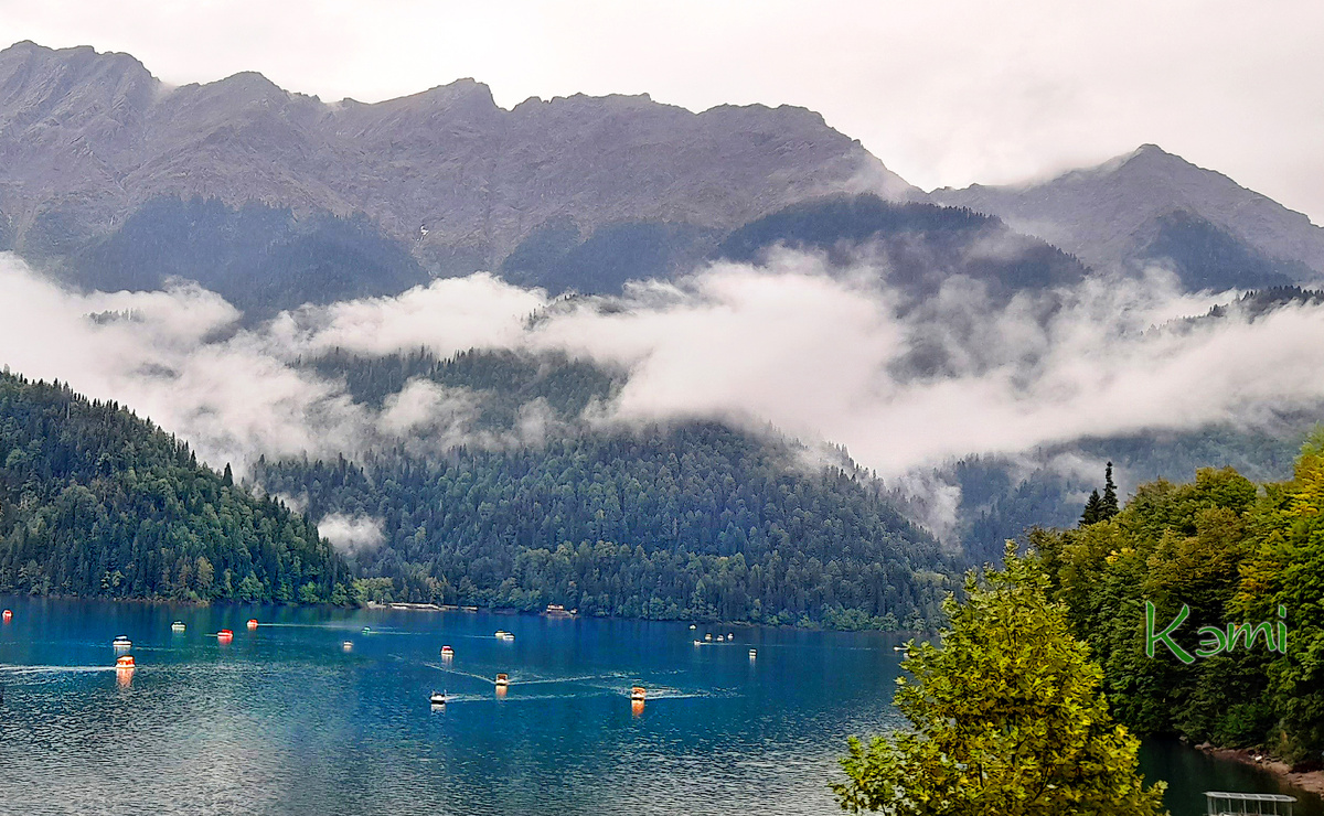 Волшебное озеро Рица в горах Абхазии.
