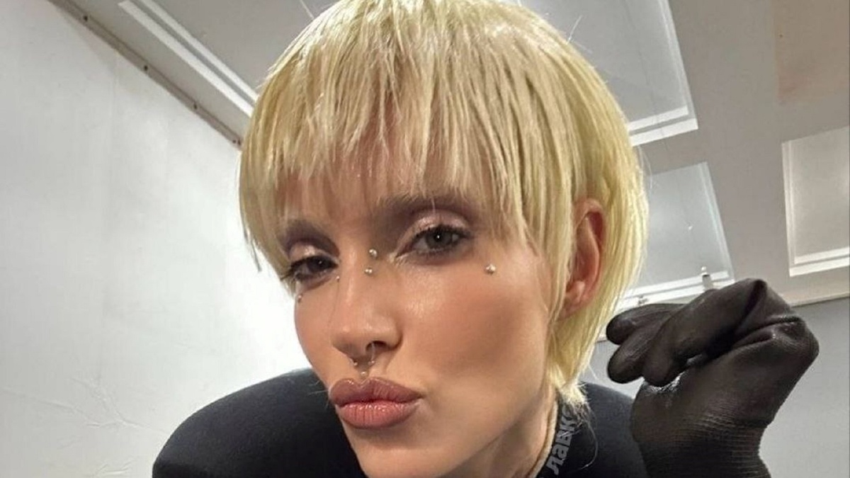 Ранее Наташа Чистякова-Ионова ходила с длинными волосами с зелеными концами. Фото: социальные сети.