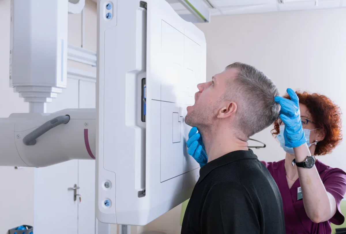 Одно из возможных положений головы пациента при рентгене носа