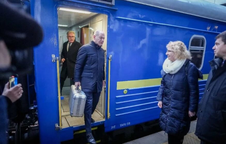    Зеленскому доставили чемоданчик для эвакуации. Что к нему прилагалось?