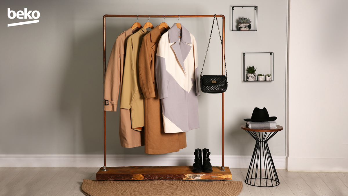 На плащах и тренчах часто бывает больше металлической фурнитуры, чем на других вещах: пуговиц, ремней с пряжками, молний. Это необходимо учитывать во время стирки.