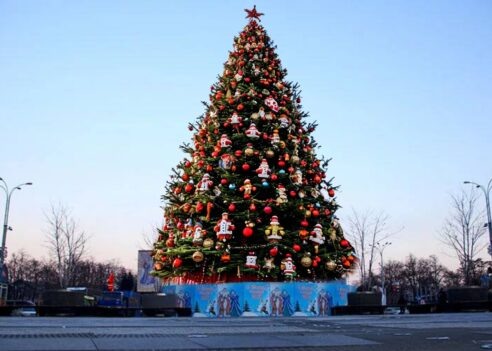 



📷


Всего в этом году в Краснодаре установят девять искусственных елок. Они появятся на площадях и в зеленых зонах. Кроме того, на Александровском бульваре 1 декабря включили новогоднюю иллюминацию. К празднику гирляндами также украсят общественный транспорт.
