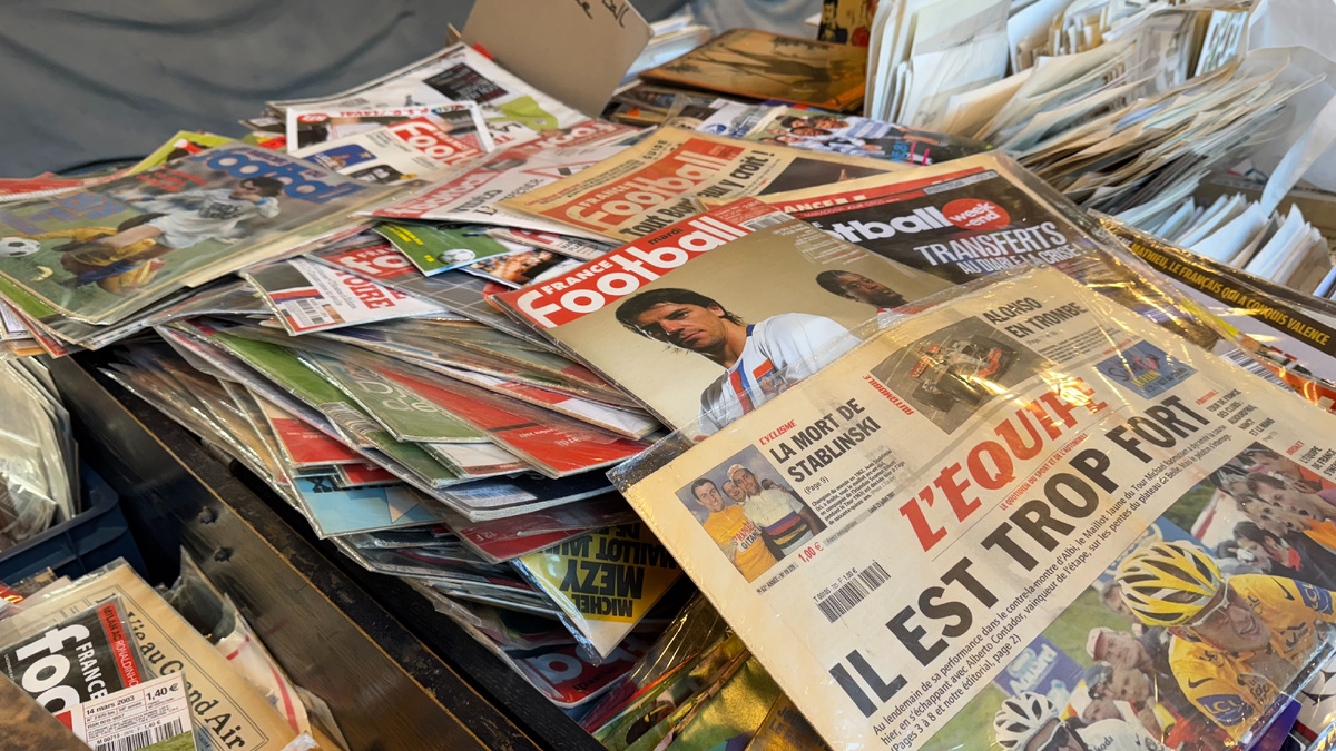 Старые газеты на букинистическом рынке Лилль Франция