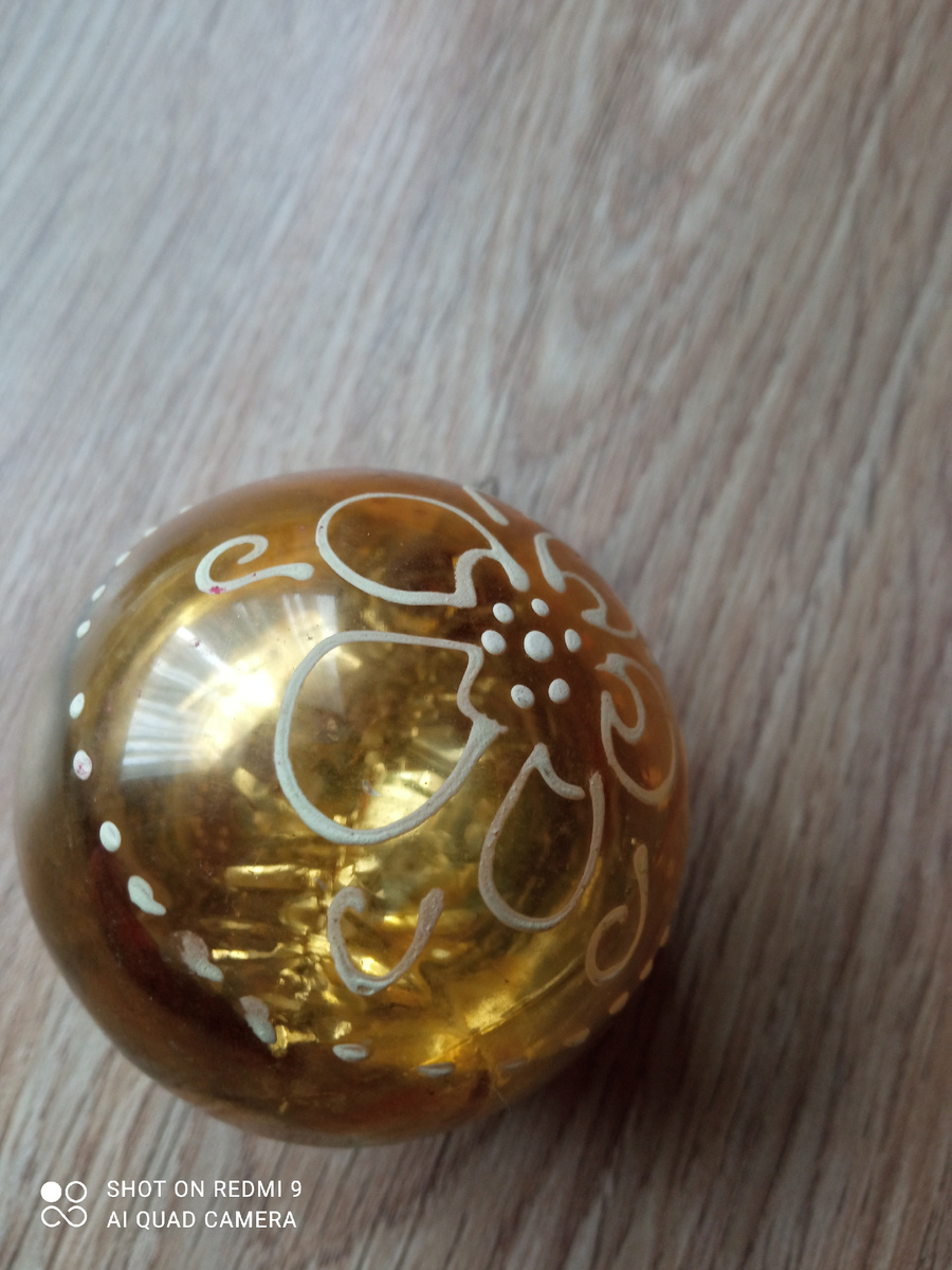 Шарик со стороны рисунка прозрачный, с обратной стороны золотой