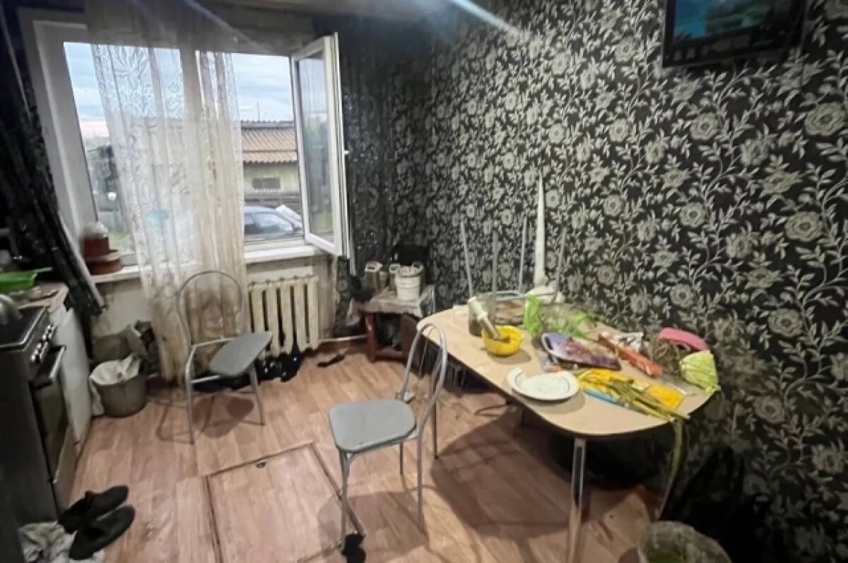    Отрава попала на еду, посуду,одежду и другие предметы в доме.