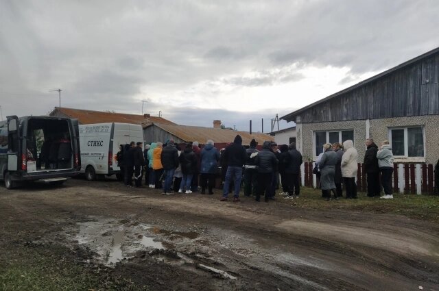    Прощание с детьми возле дома,где произошла трагедия. Фото:  АиФ/ Татьяна Бахтигозина