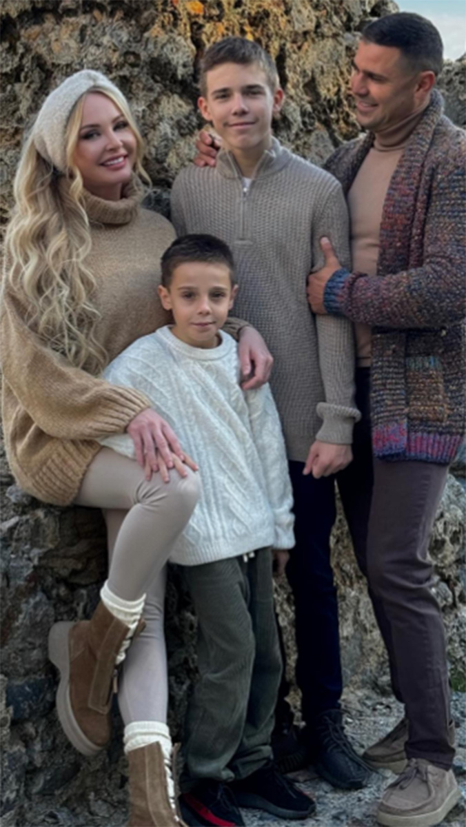 Дарья Пынзарь с мужем Сергеем и сыновьями Темой и Давидом. Фото: соцсети Дарьи Пынзарь