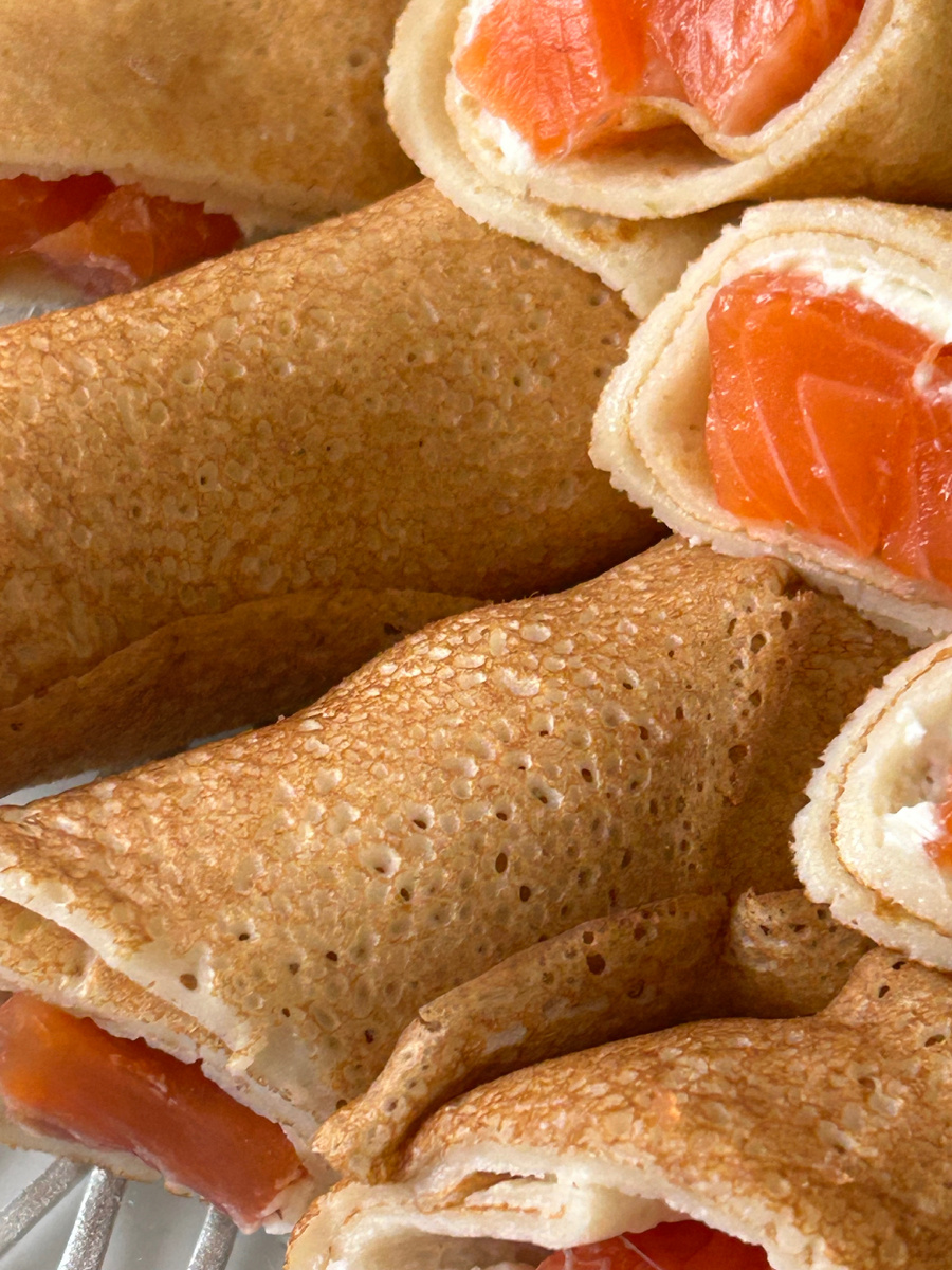 Блинчики с творожным сыром и форелью