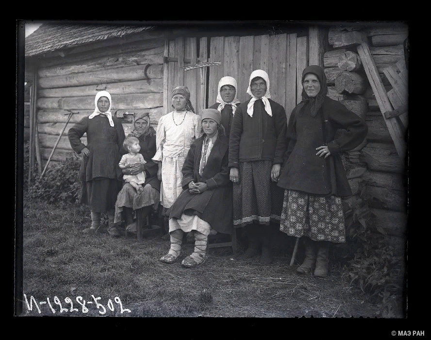 Беликов А.А. Рязанские крестьянки, прибывшие на торфоразработки. Русские. Россия, Ленинградская область, Кировский р-он, с. Синявино. 1926
