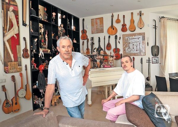 С сыном Иваном в доме в Павлово