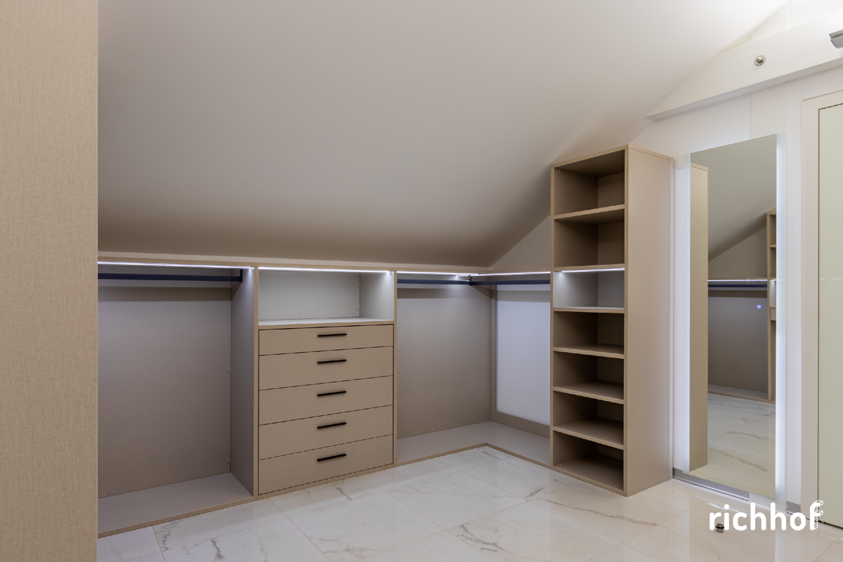 Гардеробная на мансардном этаже от Richhof