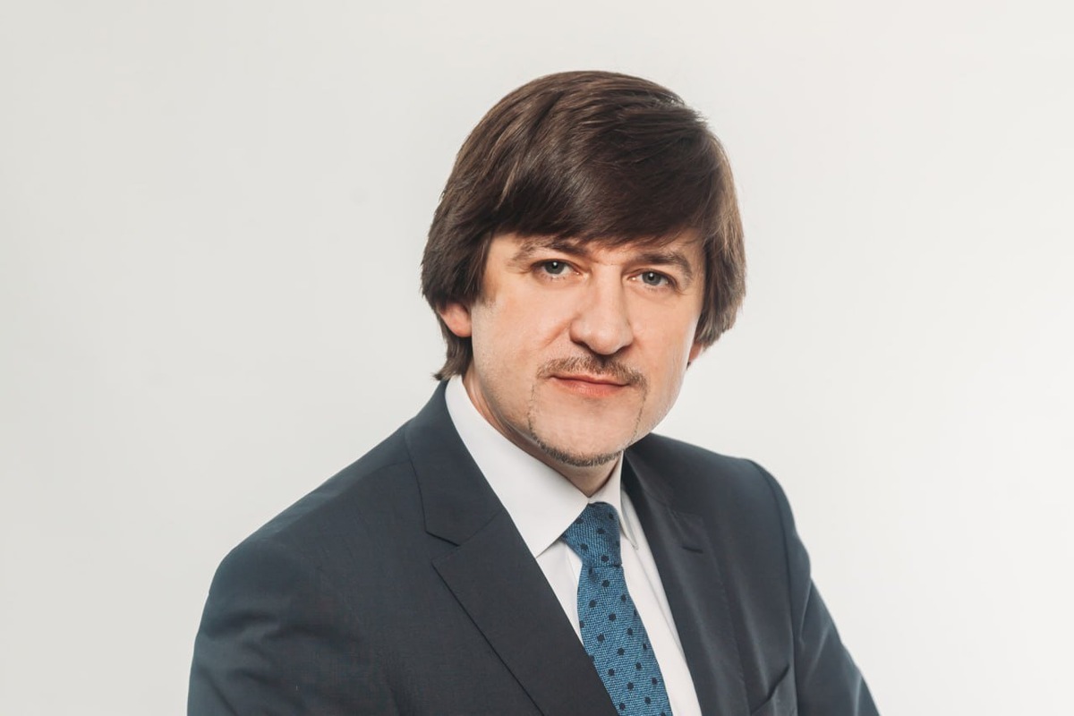 Окончил Институт государства и права в 1999 году и Финансово-экономический институт в 2002 году.