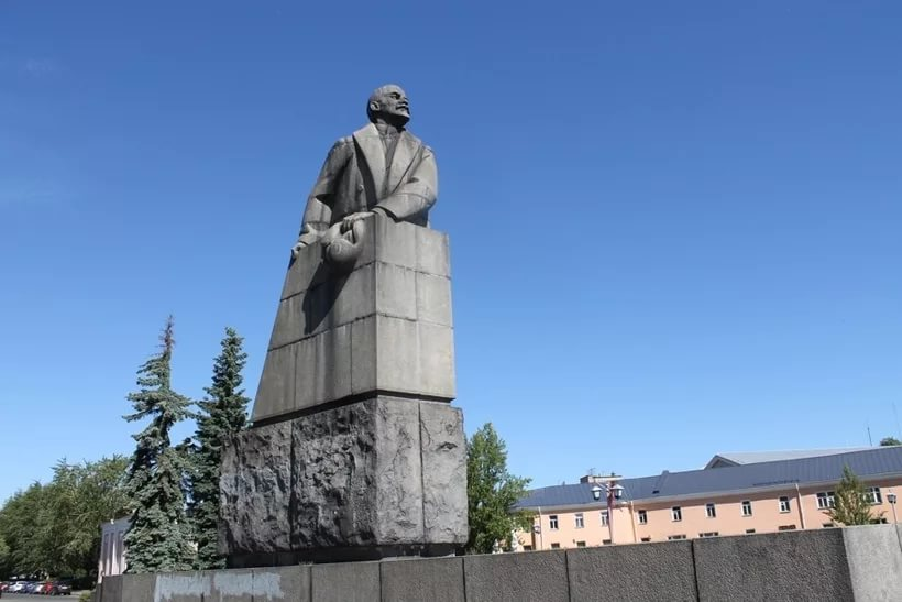 Памятник В.И. Ленину в Петрозаводске. Фото с сайта https://karel.aif.ru/society/10_faktov_o_petrozavodske_chem_unikalna_i_interesna_stolica_karelii. Взято с Яндекс.Картинки