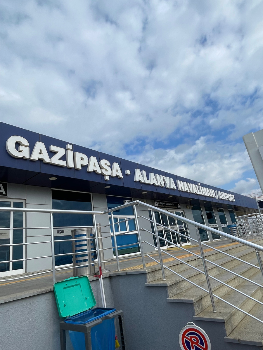 Аэропорт похож на автобусную остановку))) крохотный