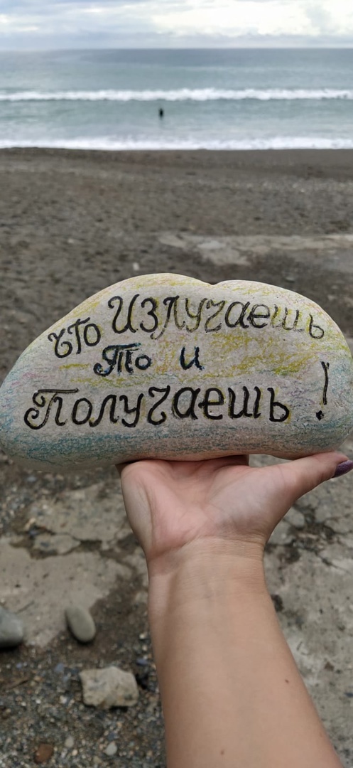 Вот такие камушки лежат на пляже.Фото автора.