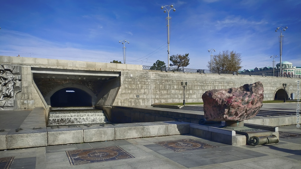 1. Плотина и памятный камень... © NickFW.ru — 30.09.2024г.