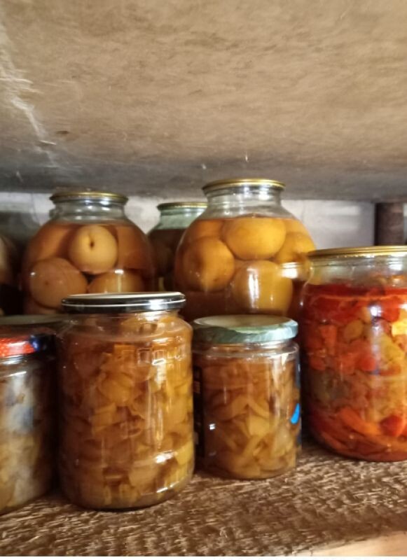 
Банки с закатками необходимо время от времени проверять. Если крышки вздулись — овощные консервы надо безжалостно выбросить.