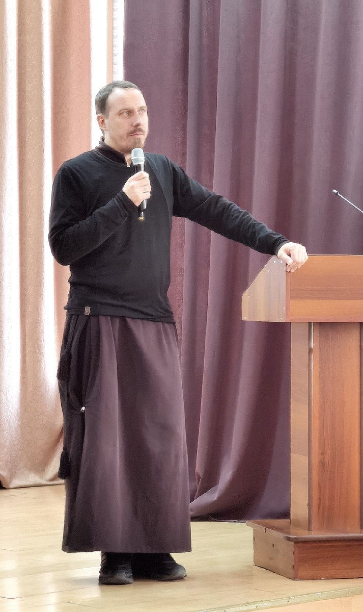 Антон Дулевич, руководитель епархиального молодежного отдела, рассказал о вреде зависимости от бездумного просмотра картинок в мессенджерах 