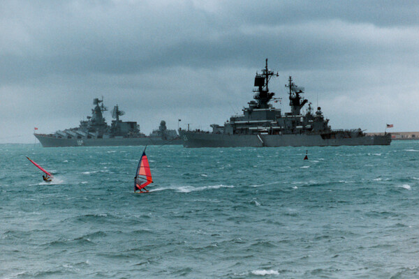    Военные корабли недалеко от Мальты во время Мальтийского саммита, серии встреч Джорджа Буша и Михаила Горбачева, 2 декабря 1989 года / Historical/Corbis/Getty Images
