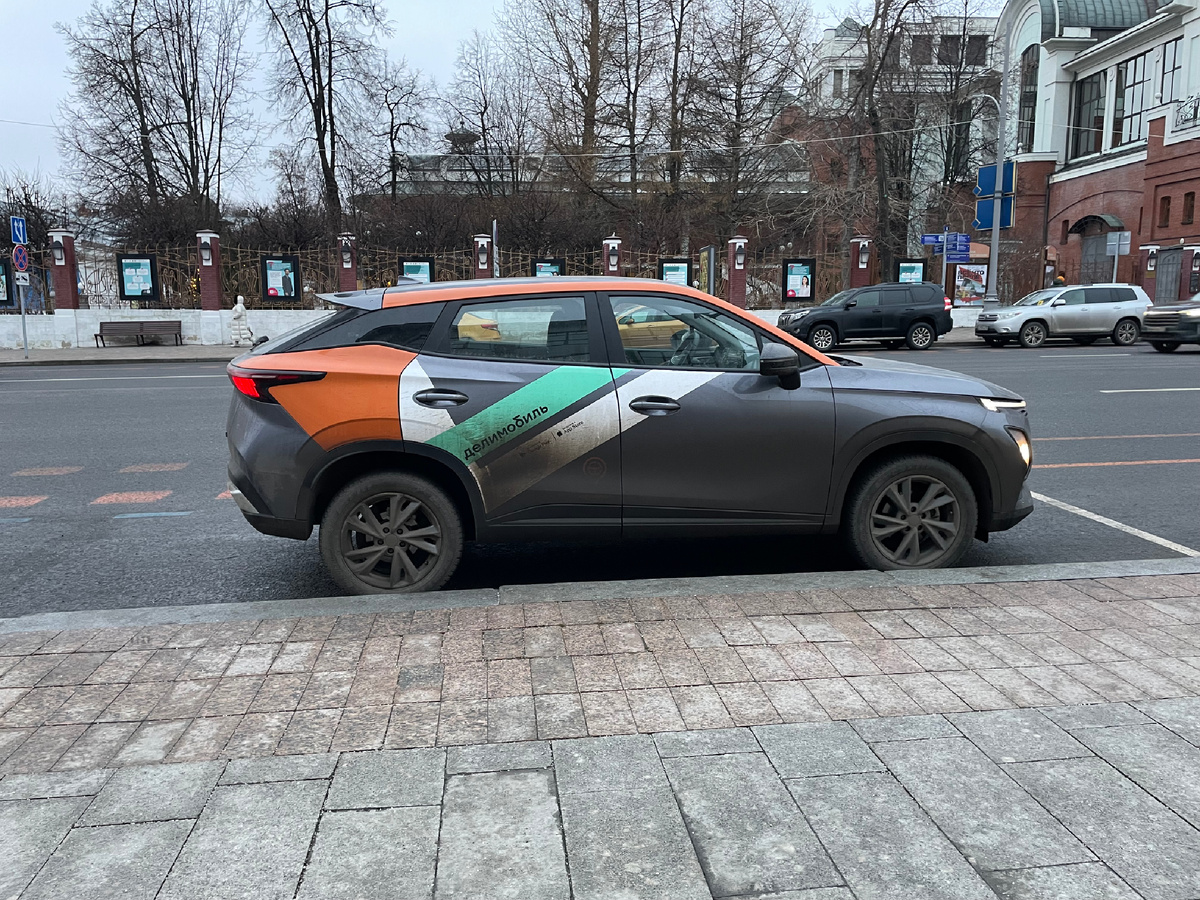 Падающая линия крыши OMODA C5 намекает на спортивность. Но это намек такой же тонкий, как хром на решетке радиатора.