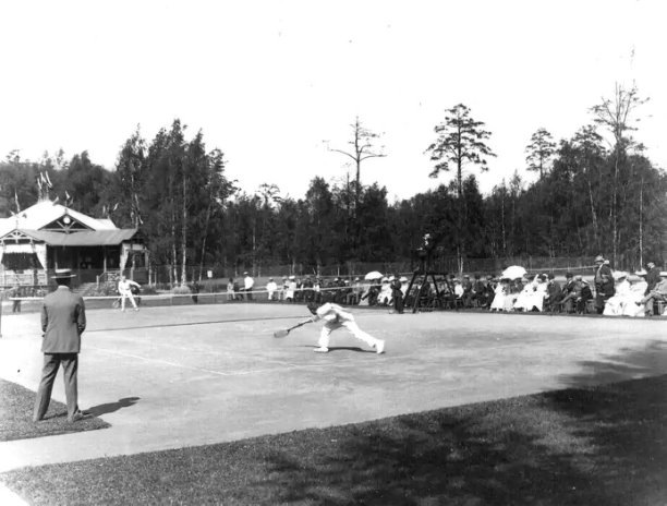 Состязание членов Крестовского Лаун-теннис клуба, 1903 год. Фото: https://vk.cc/cFAvuk
