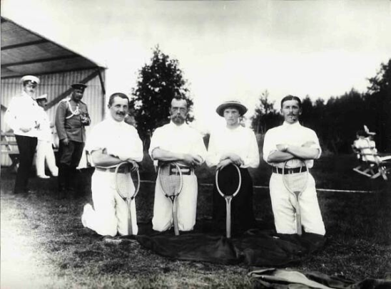 Император Николай II с дочерью Татьяной и приближёнными после теннисного матча, 1910 год. Фото: https://vk.cc/cFAtFc
