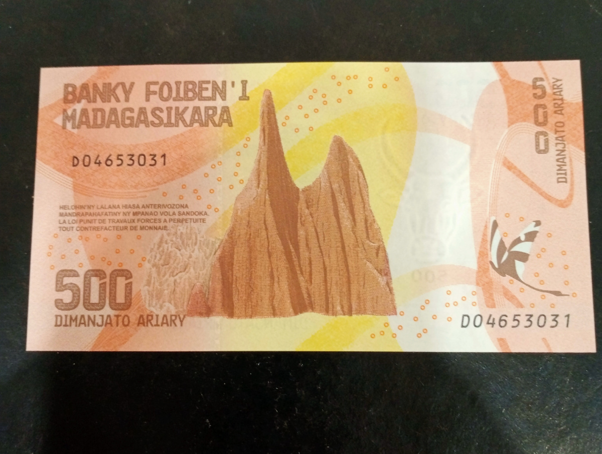 Лицевая часть купюры 500 ариари 2017г