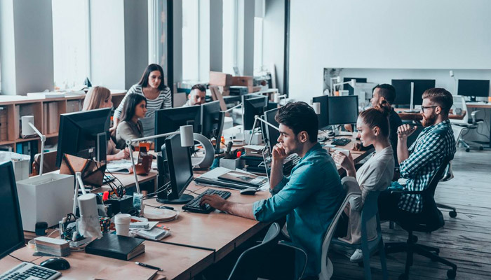 Температура в офисе редко устраивает всех работников. Фото: rg.ru