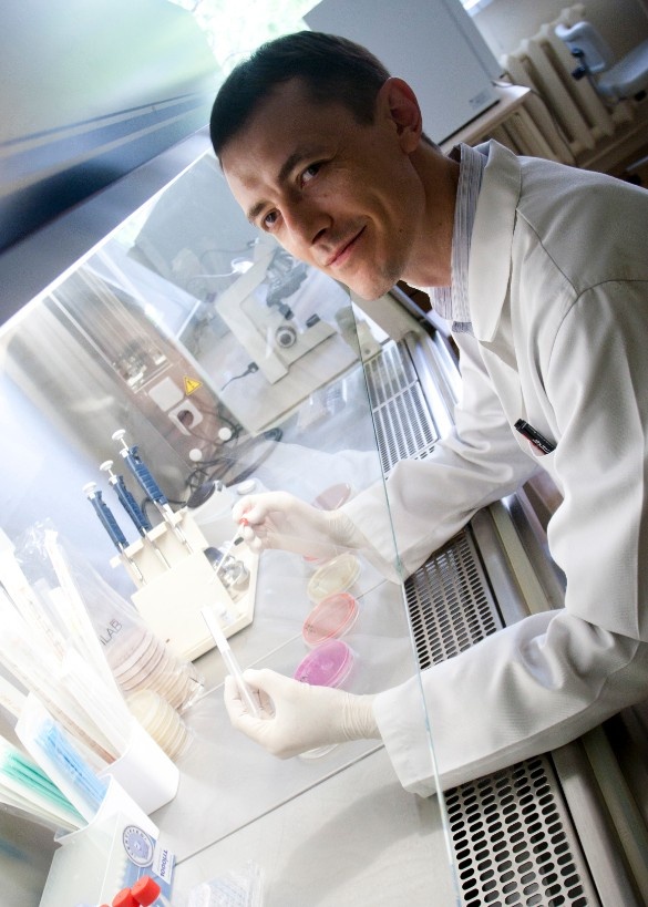 Кандидат биологических наук Роман Овчинников, основатель Школы микробиологии