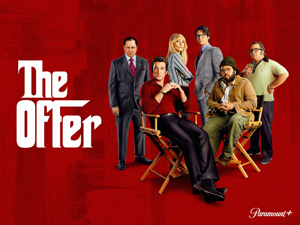 центральный актёрский состав мини-сериала "Предложение". На стульях: Майлз Теллер исполнил роль Альберта Рудди; Дэн Фоглер - роль режиссёра Фрэнсиса Форда Копполы. На втором плане, слева-направо: Джованни Рибизи - в роли Джо Коломбо, Джуно Темпл - в роли Бэтти Маккарт, ассистентки Рудди, Мэттью Гуд - в роли продюсера, главы продюсерского отдела Paramount Роберта Эванса, Патрик Галло - в роли писателя Марио Пьюзо