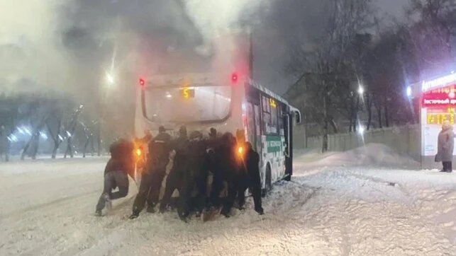    Жители Благовещенска толкают автобус. Фото: Телеграм-канал fobosplanetreal