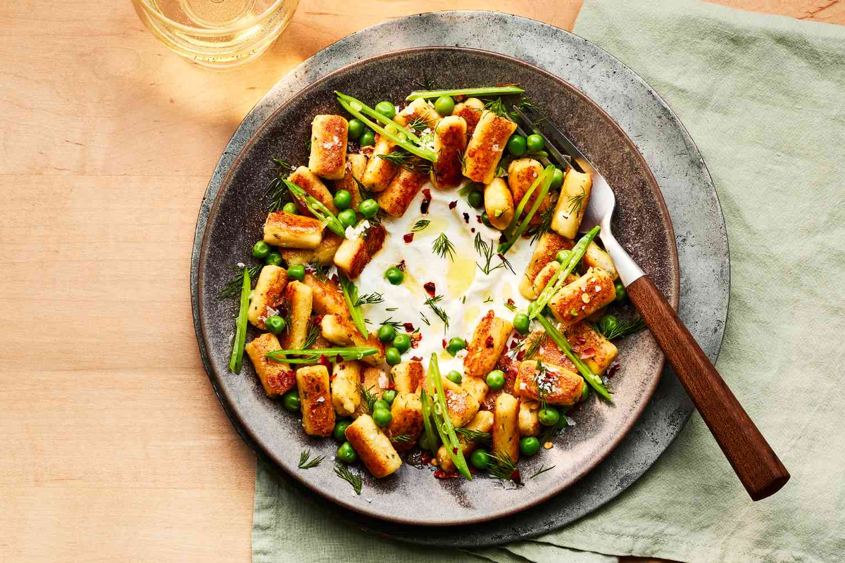 Ньокки из феты с лимонно-йогуртовым соусом и гарниром из зеленого горошка