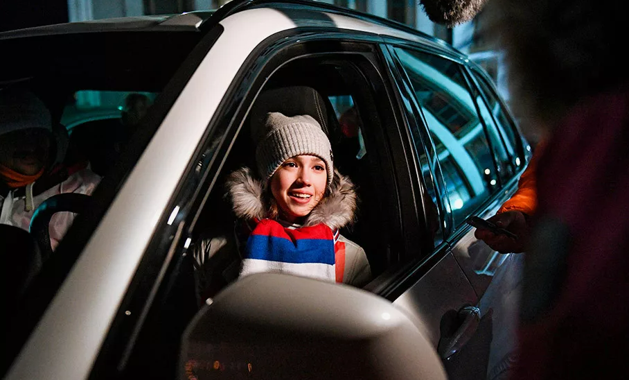 Алина Загитова лихо водит автомобиль. Фото: соцсети