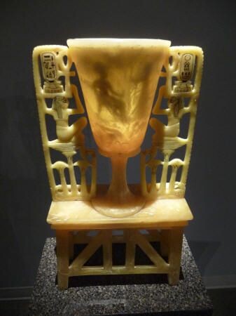 Двойная кальцитовая лампа из гробницы Тутанхамона в Фивах