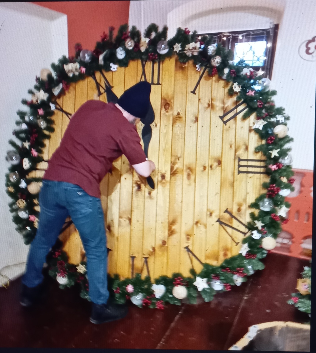 Фото из архива. Это наш Дед Мороз на оформлении. А вы думали, он только подарки раздаёт? Работает не покладая рук! Компания me decor (не реклама)