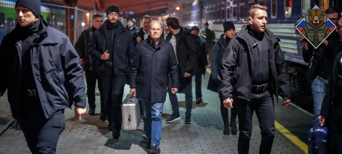 Олаф Шольц и металлический кейс, который канцлер сначала никому не отдавал. (dpa/Global Look Press)