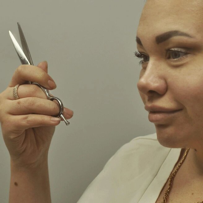 Алена работала парикмахером и мечтала развиваться в профессии.