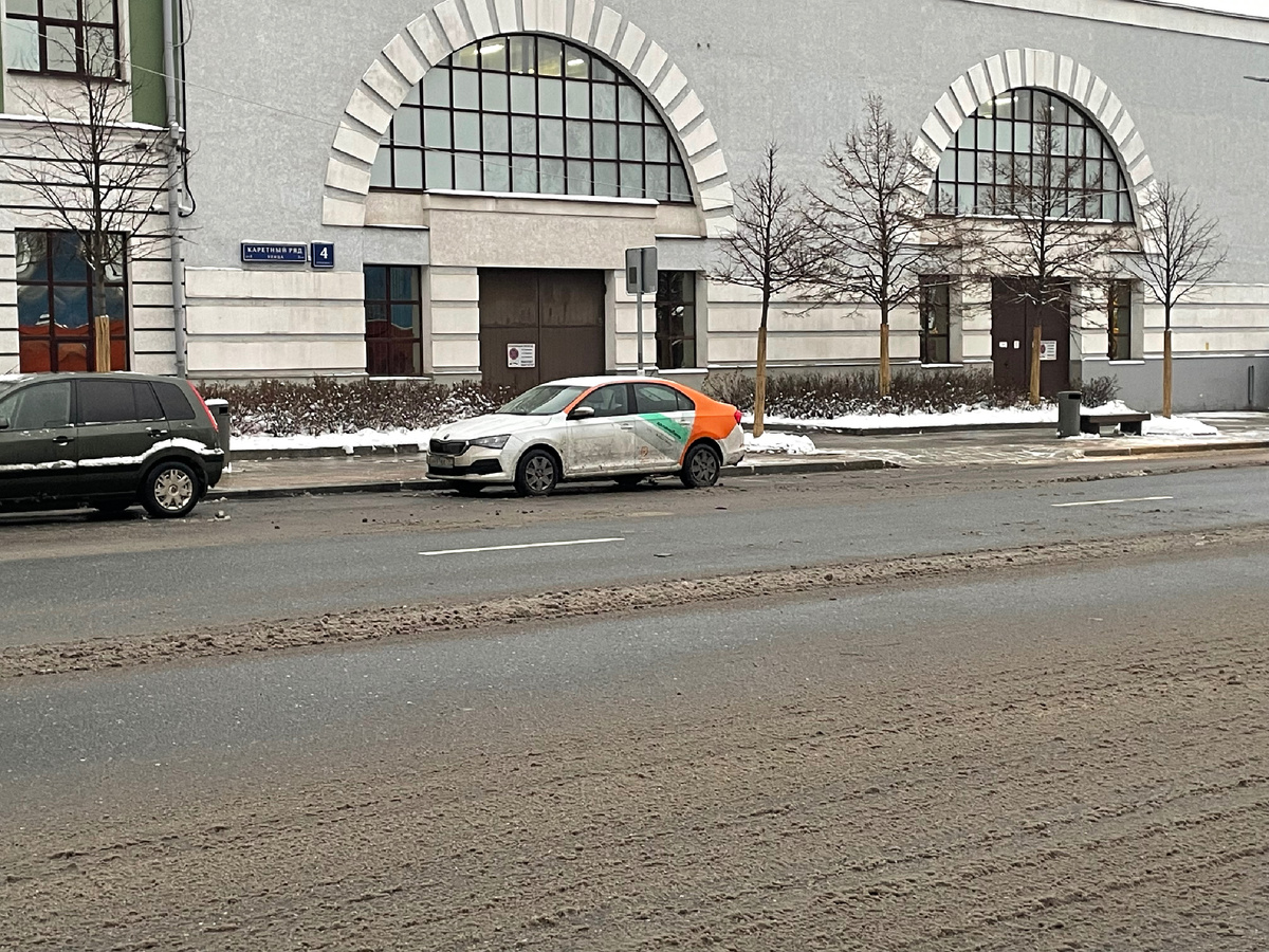 Строгий силуэт без модных изысков - когда дизайнеры знают, что классика не стареет даже в каршеринге.