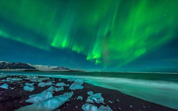 Полярное сияние над озером. Изображение взято из открытого источника Яндекс.картинки: https://yandex.ru/images/