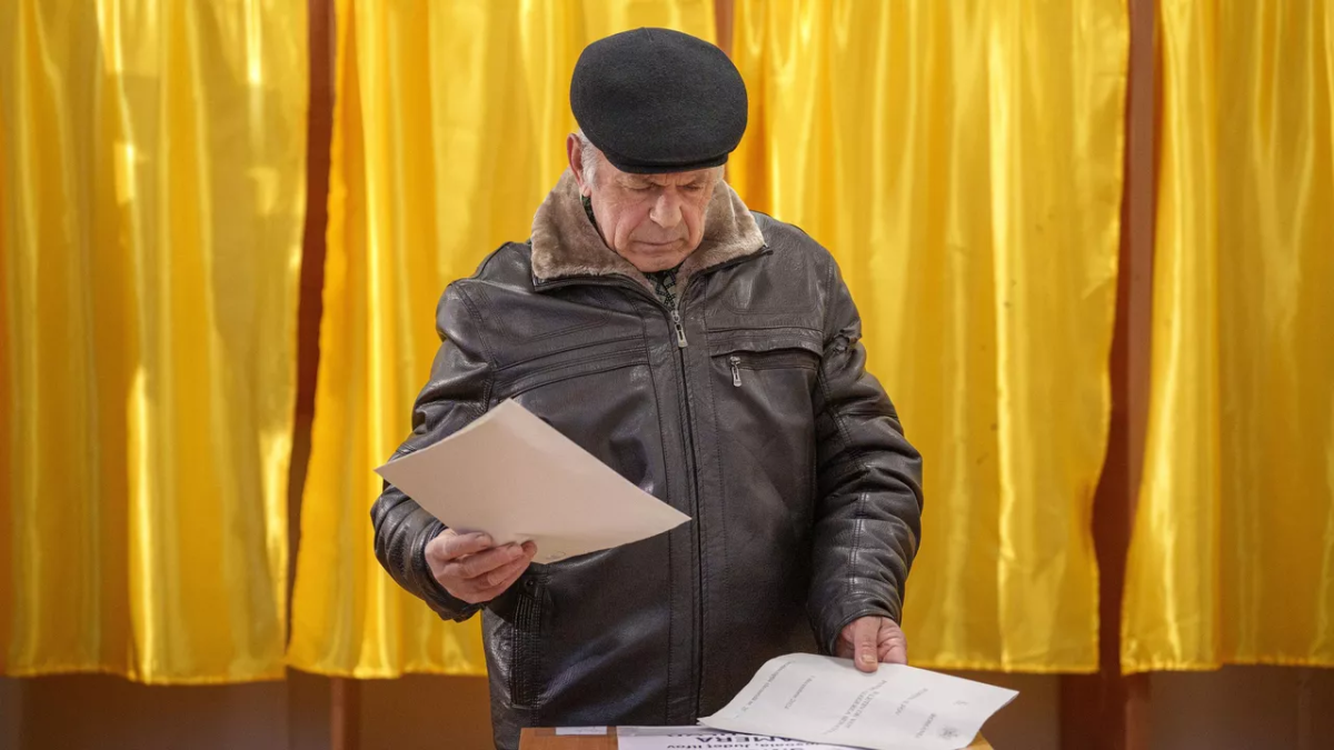     Мужчина голосует. Источник: ria.ru Автор фото: AP Photo / Andreea Alexandru