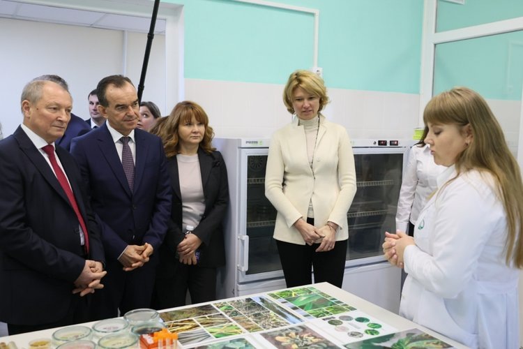    Уникальный генофонд Федерального научного центра риса высоко оценили Оксана Лут и Вениамин Кондратьев